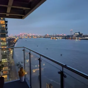 Apartment Snuggle Inn: Riverside With Thames Views